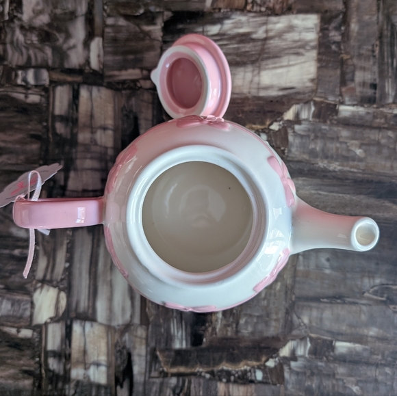 โSOLDโTrending ๐ Bow Design Teapot by Bluebird & Willow ๐ - Picture 4 of 7